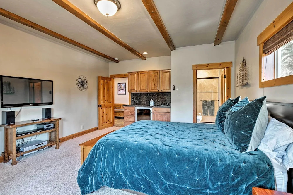 Truckee Escape w/ Hot Tub Near Ski Resorts
