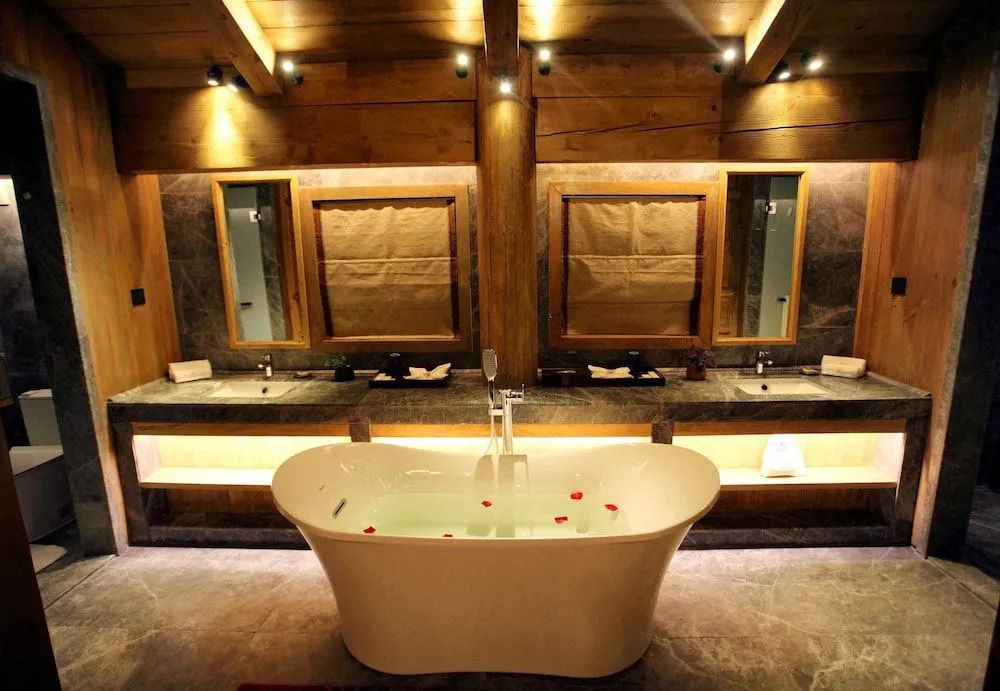 Shangri-La Ganden Manor Hotel by Floral Lux