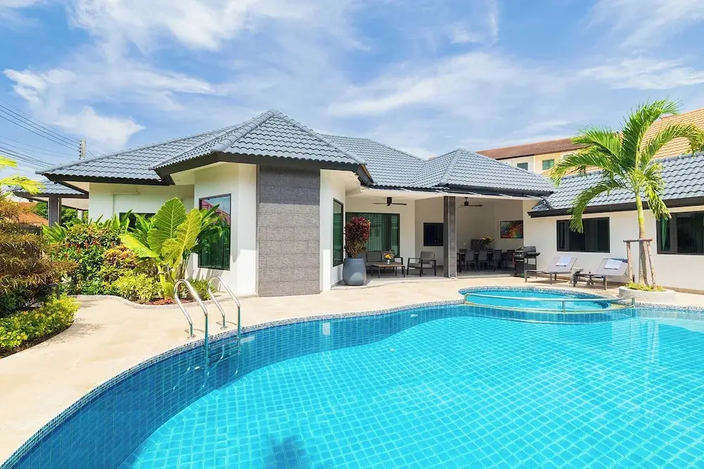 Pattaya Hill, Near the City and Beach