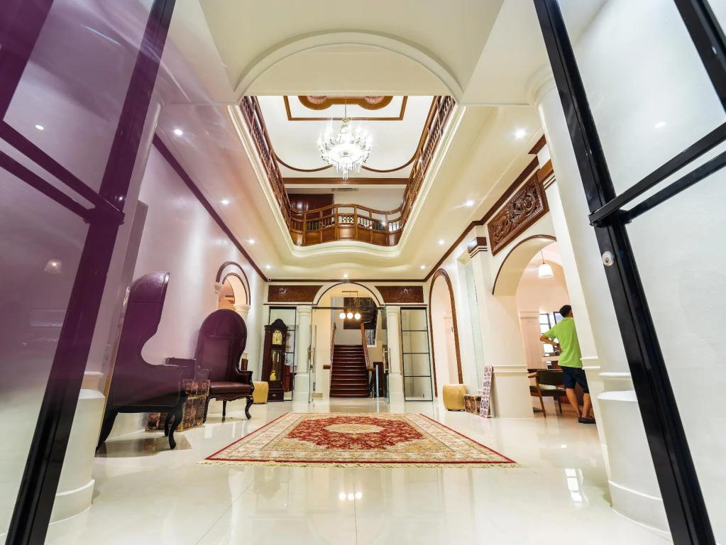 Tambayan Capsule Hostel & Bar