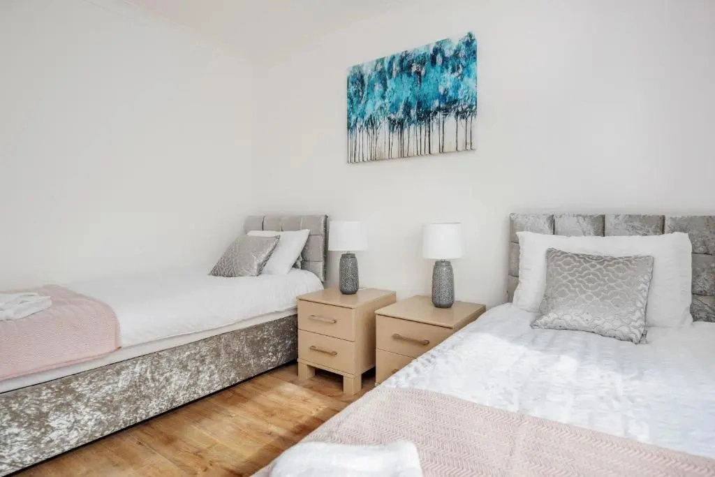 Lovely 4-bedroom House Near Romford Station