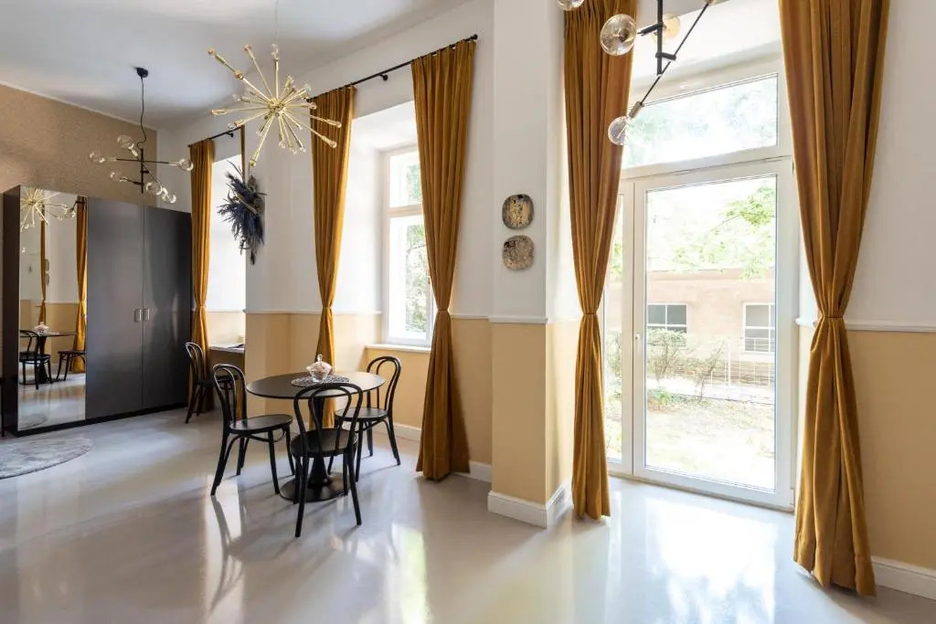Feel the city life from the Gustav Klimt studio