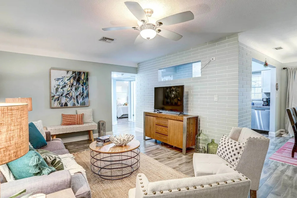 Remodeled St Petersburg Retreat w/ Hot Tub!