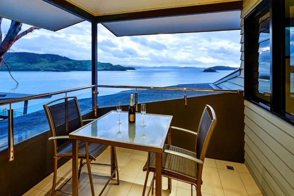 Edge 12 Hamilton Island - Oceanfront villa with buggy