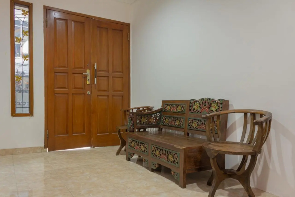 OYO 366 Thamadhiro Residence