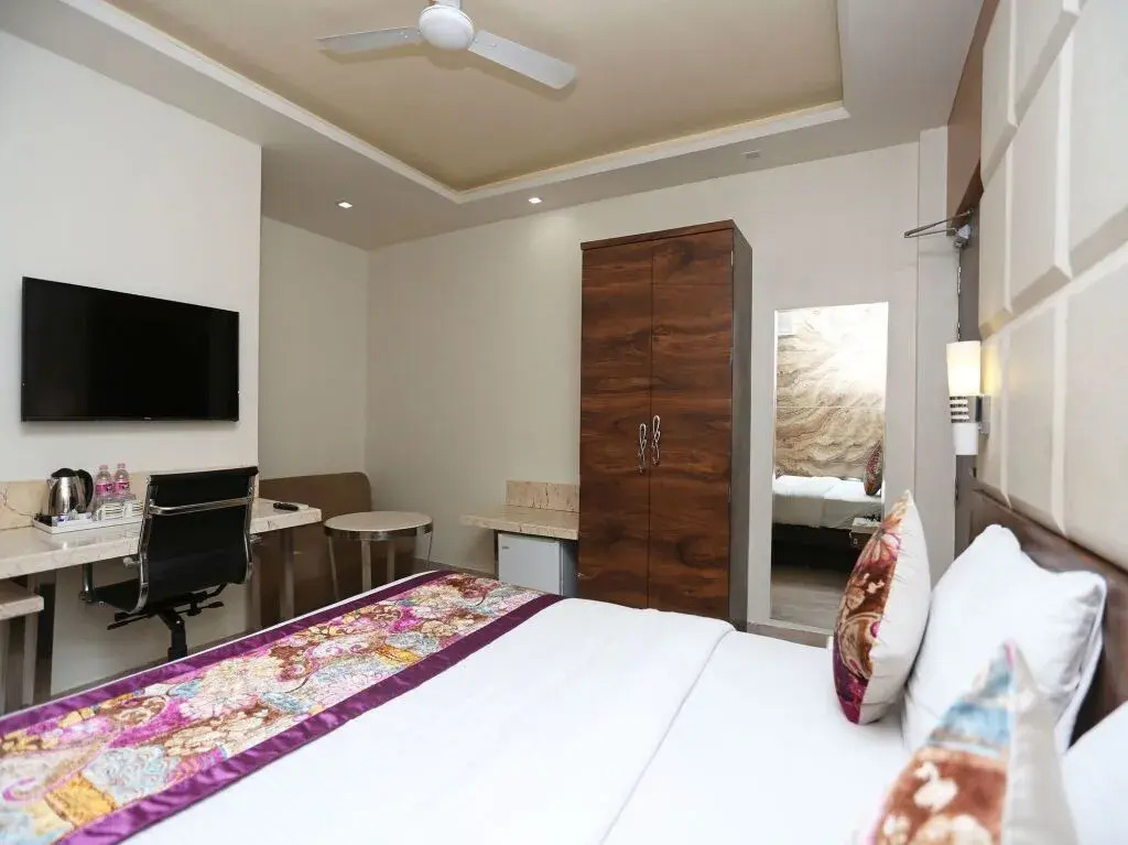 OYO 12172 Hotel Deep Premium