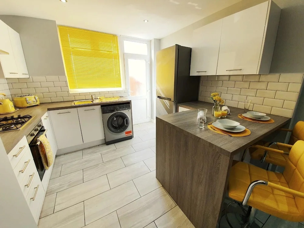 Sunflower Suite under Sasco Apartments