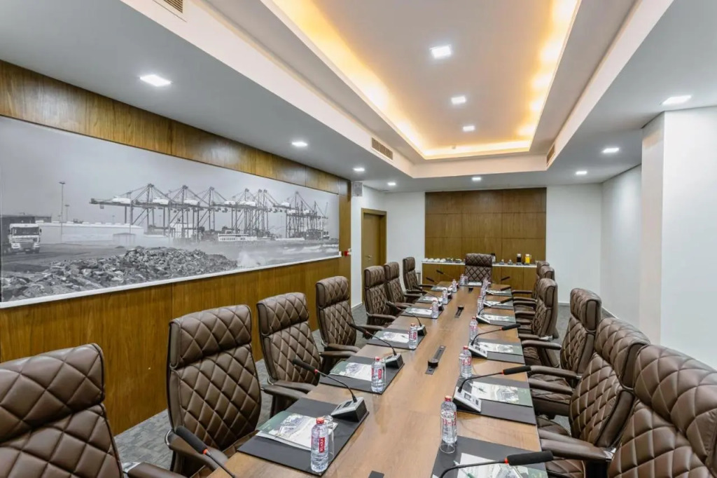 Alisa Hotel Tema