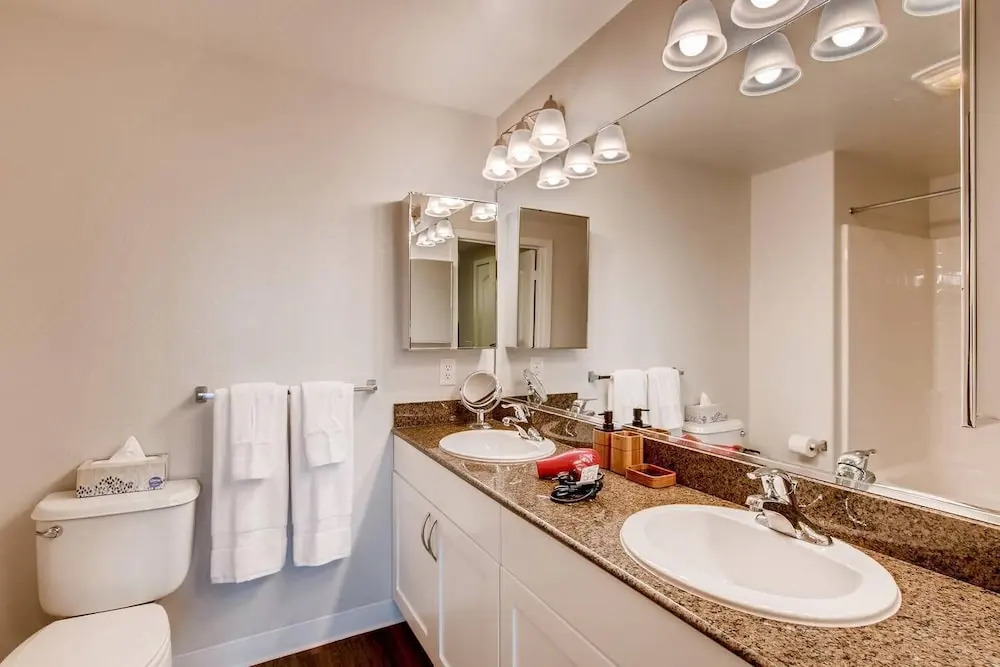 Gorgeous San Diego 2BR/2BTH With Fast WIFI & Free Parking! (FV3)