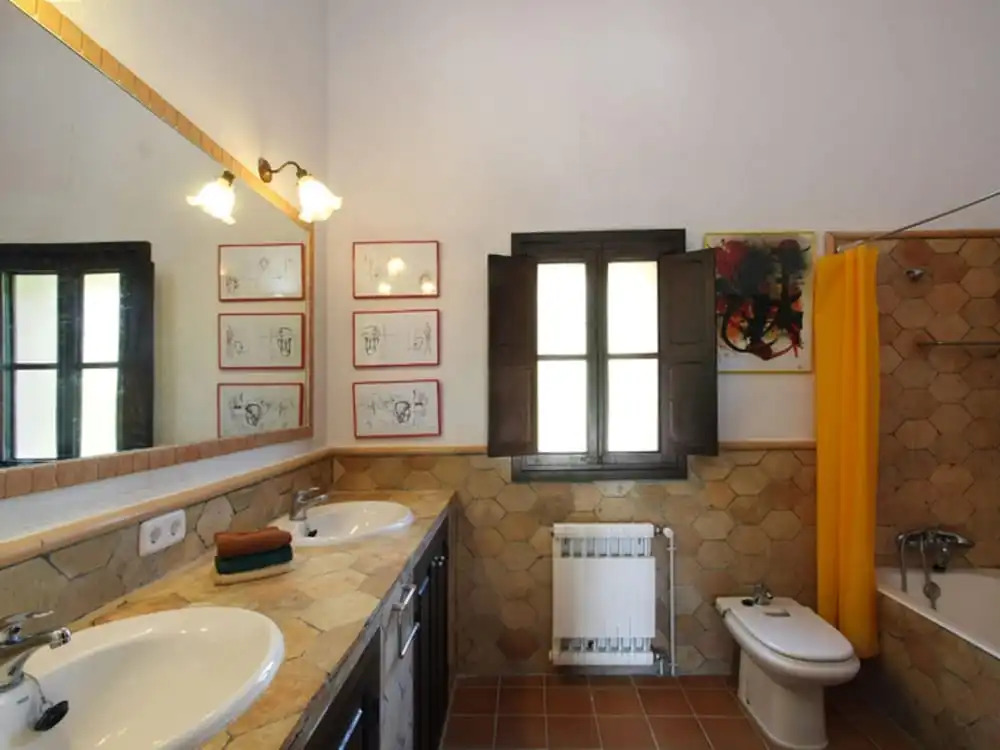 Large Traditional Country House With Spacious Veranda, Garden and Private Pool