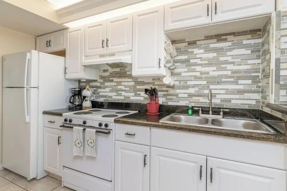 Walk to Beach From Beautiful one Bedroom Condo!