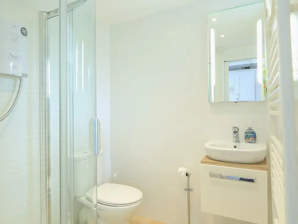 4 Thornlea Mews