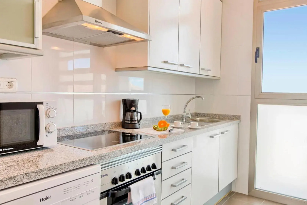 Luxury apartment on the 41st floor with stunning sea views