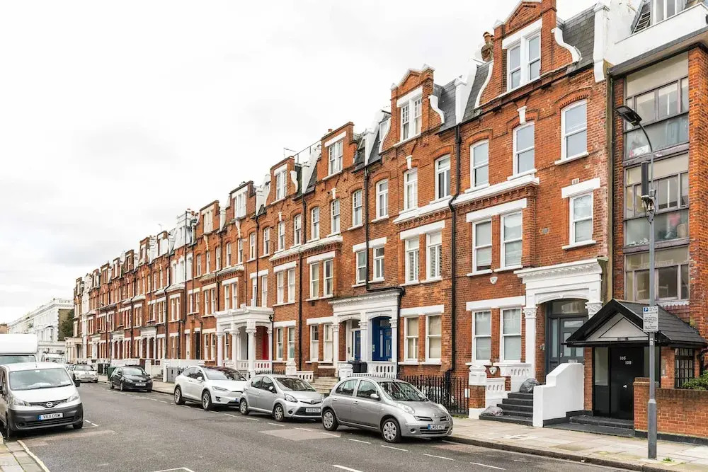 NEW Cosy 2BD Barons Court Garden Flat in the City