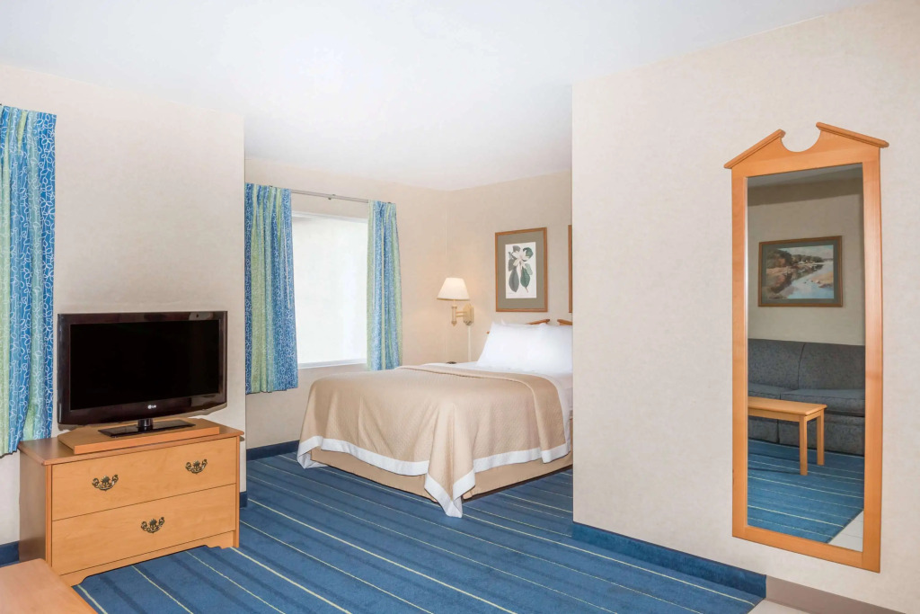 Days Inn & Suites by Wyndham Bridgeport - Clarksburg