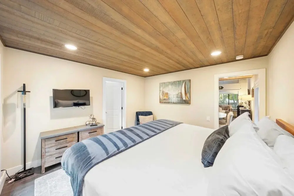 Near Ski, Beach, & Hiking Trails + Clubhouse Pool & Hot Tub Access Juanita Blue by Avantstay