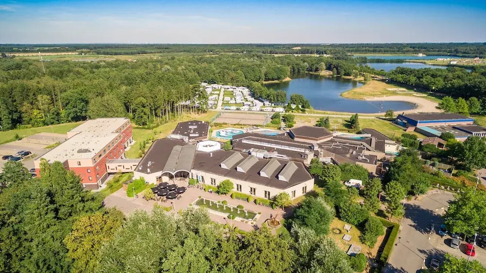 Lodge by the Lake in Arcen's Tranquil Nature