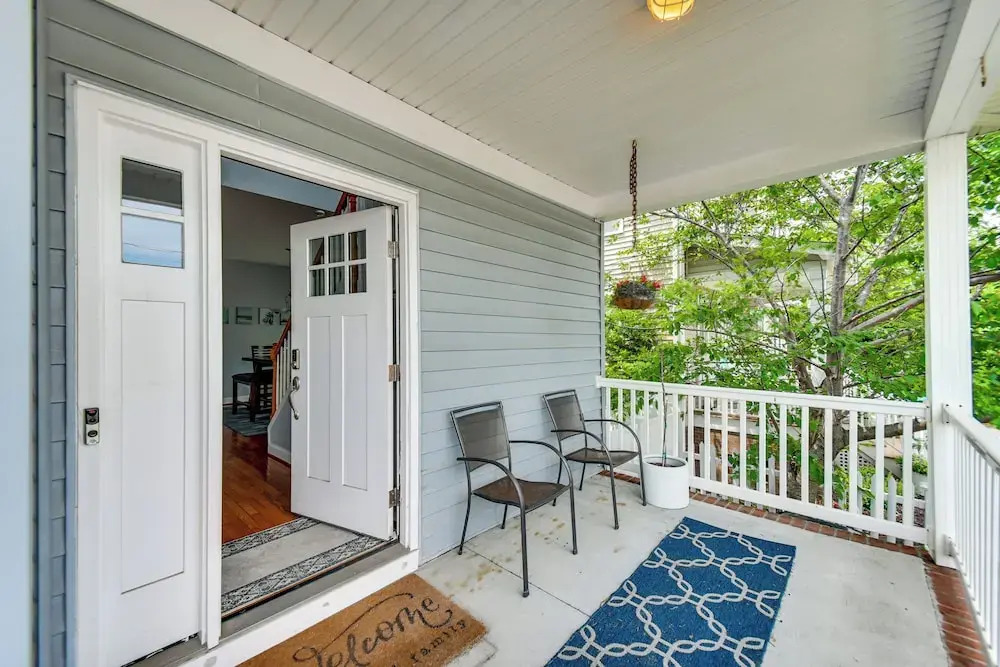 Inviting Norfolk Family Retreat: 1 Block to Beach!
