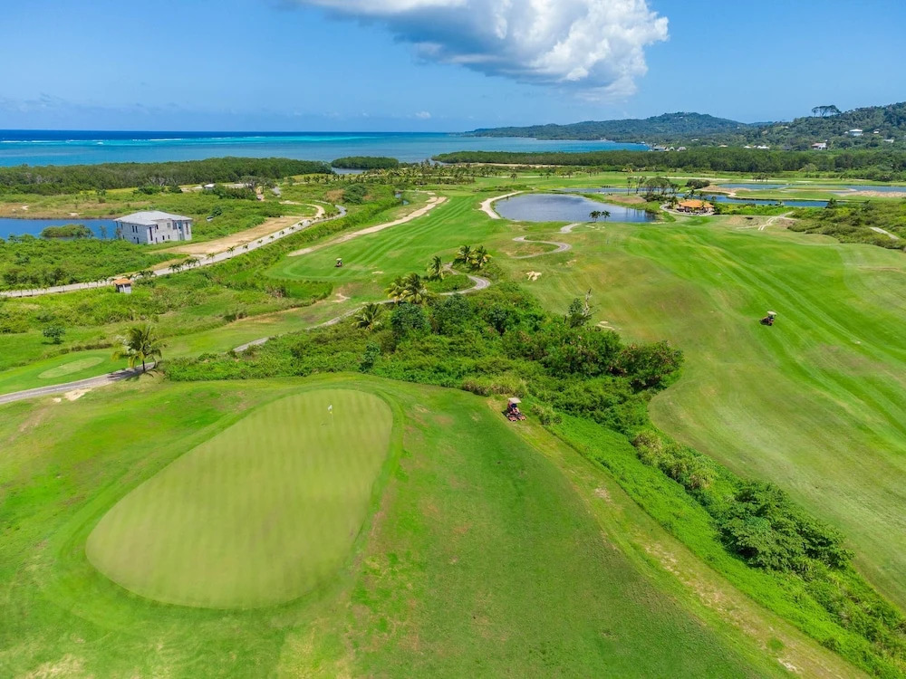 Pristine Bay Villa 1304 with large pool - 3 bedroom condo