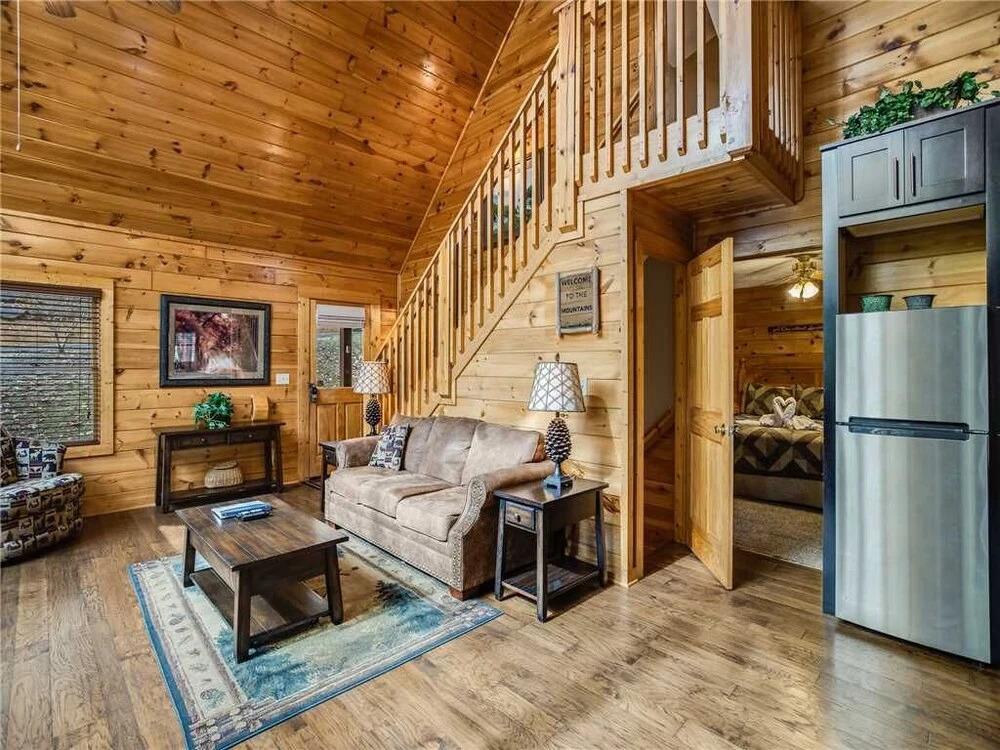 Mountain Elegance 2 Bedroom Home with Hot Tub