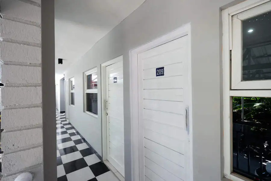 RedDoorz near Solo Square 3