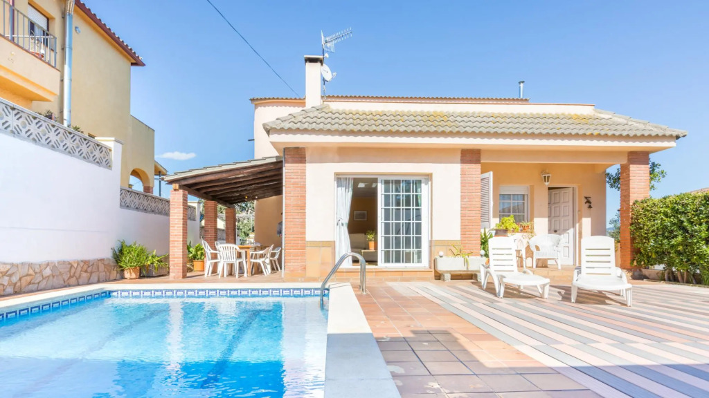 Del Pi in Blanes with 4 bedrooms and 2 bathrooms