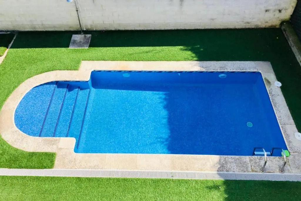 Apartamento con piscina y terraza al lado de la playa