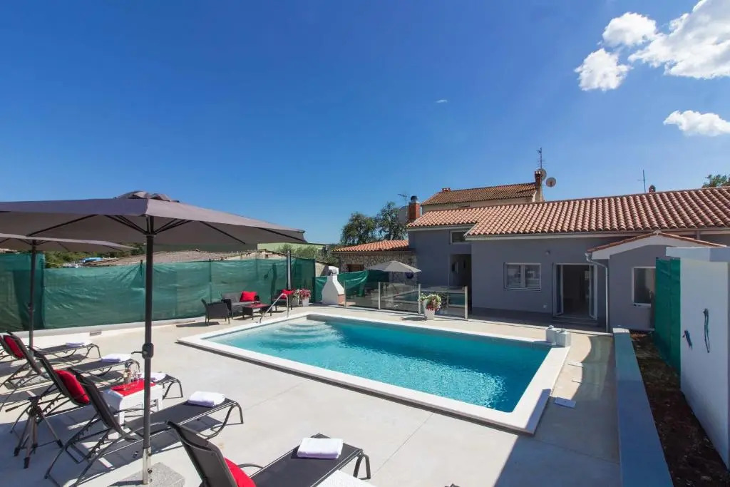 New villa Luna with private pool in Pula surrounded by greenery rented by WiiBuk