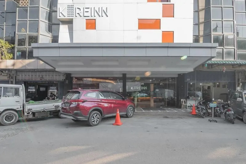 RedDoorz Plus near Harbour Bay Mall Batam