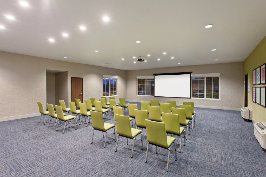 Holiday Inn Express & Suites Oakland - Airport by IHG