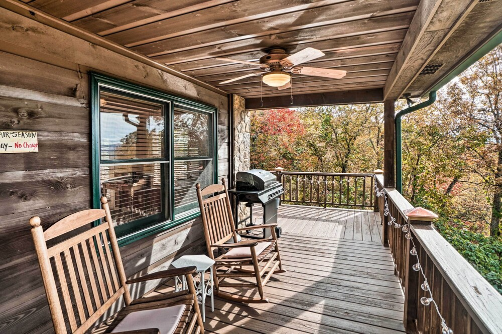 Hiawassee Cabin w/ Mtn Views < 1 Mi to Lake!