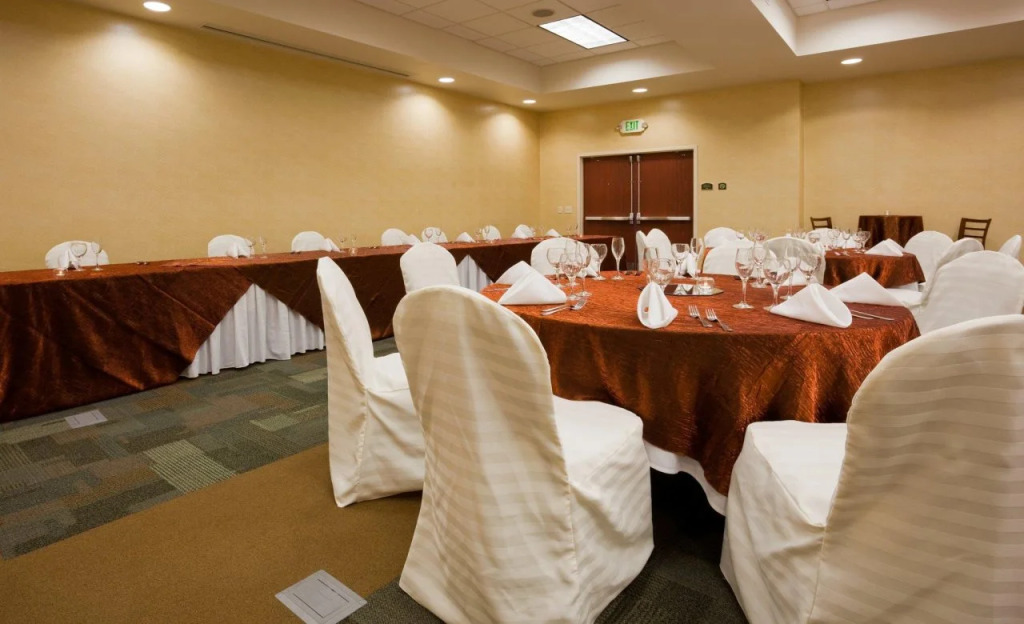 Holiday Inn Madison at The American Center by IHG