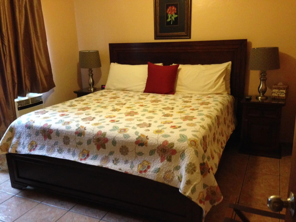 Lazy Parrot Inn