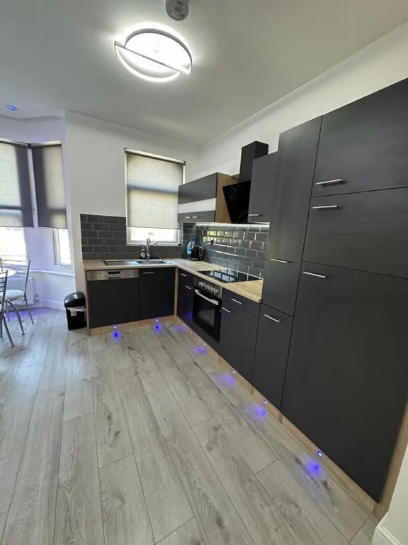 Flat - Sleeps 4 & Free Parking
