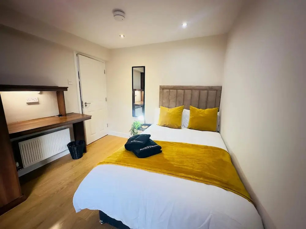 Spacious 6-bedroom Terraced House Sleeps 8 Near City Centre