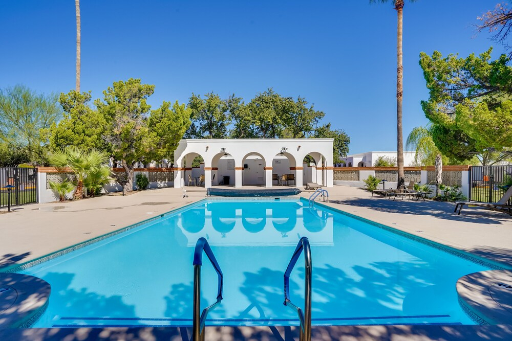 Gorgeous Green Valley Getaway w/ Community Pools!