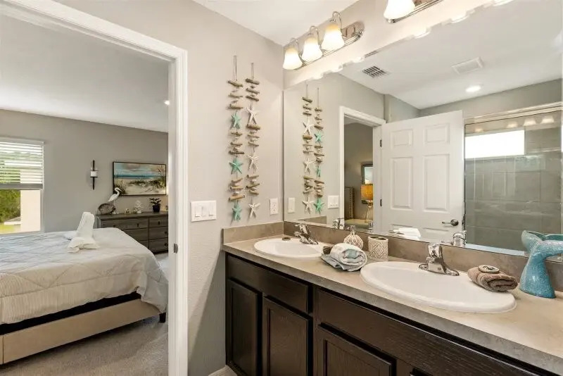 Stunning Modern 4 Bed With Designer Pool Area, Davenport, US