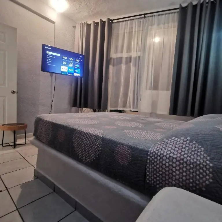 Spacious 1 BED APT w/ TV, A/C, balconies near DT!
