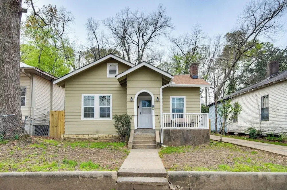 Cozy Vicksburg Home w/ Patio ~ 1 Mi to Riverfront!