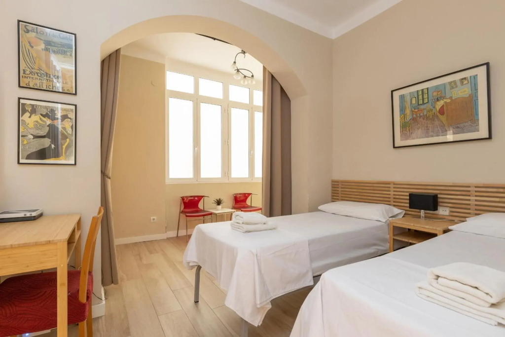 ApartEasy - Family 4-Bedroom Apartment