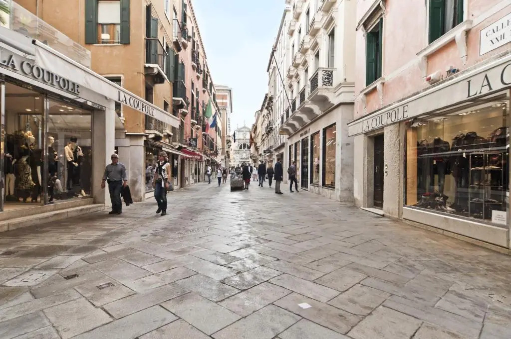 Elegant Apartment with Lift in 17th-Century Palace, Walk to St Marks Square