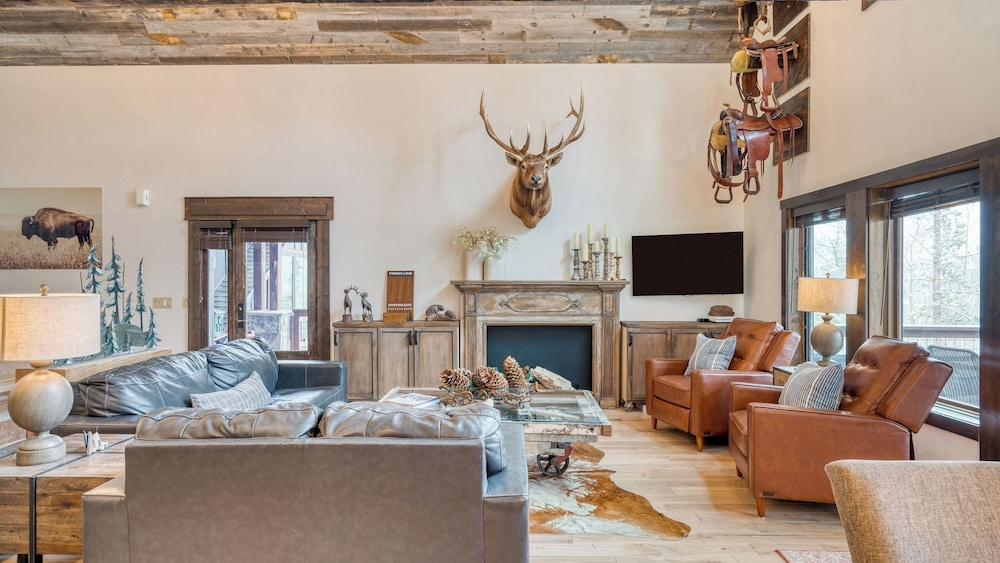 Winterhaven Estate by Avantstay Sleeps 19 Guests Mountain Compound w/ Views, Firepit, Hot Tub