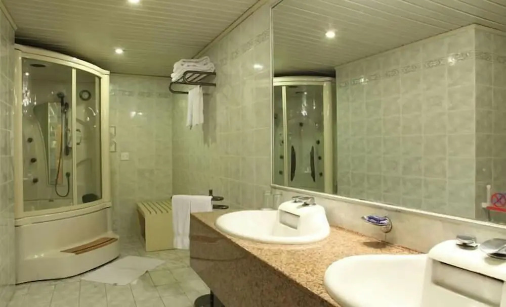 Carlton Resort Hotel & Club
