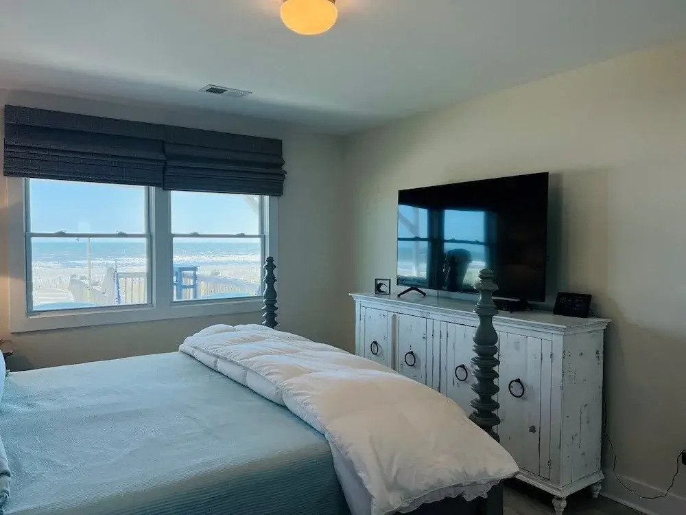 Salty Paradise 4 Bedroom Home by RedAwning