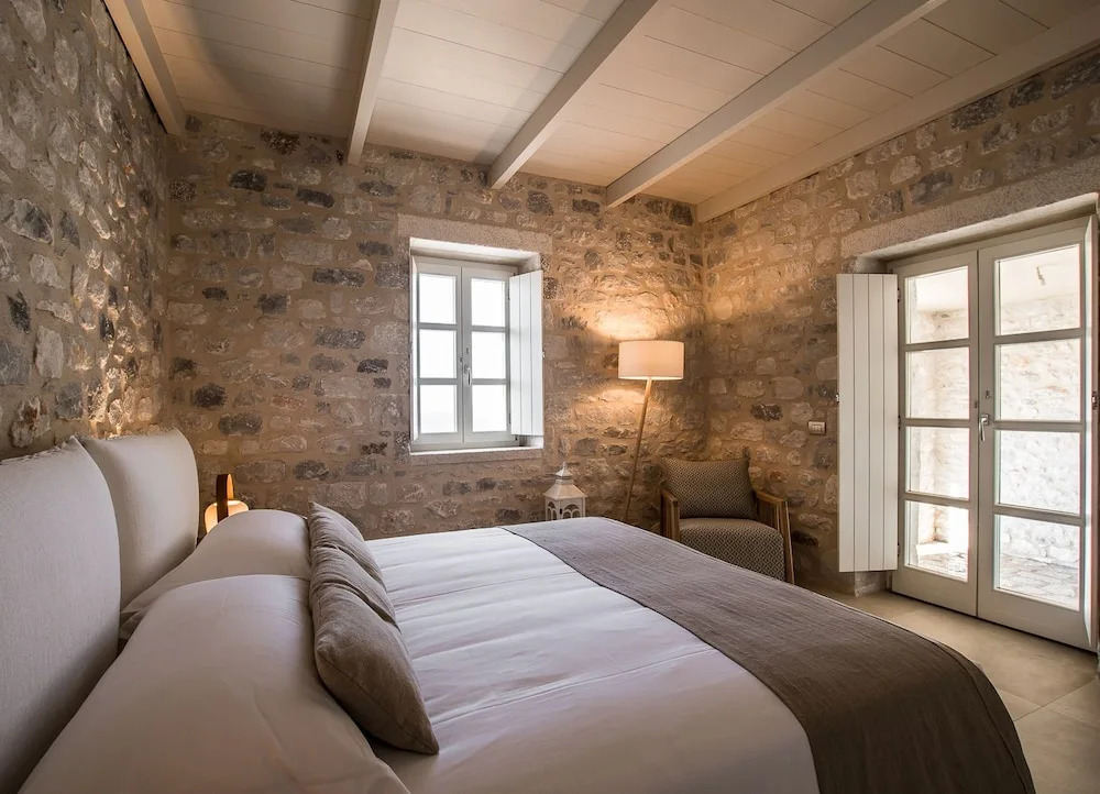 BASSA MAINA Villas & Suites