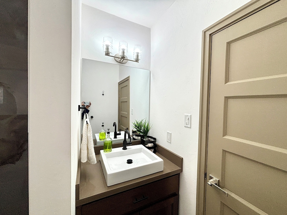 Downtown 1 or 2 Bedroom Stay - Walk to Ferry