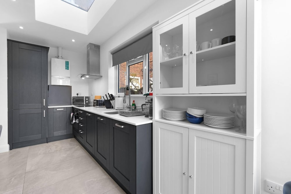 Modern 4 Bedroom Apartment in London with Parking + Garden