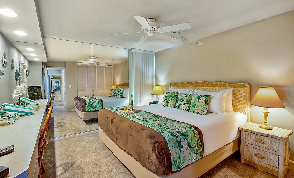 Kaleialoha 106 Ocean Front 1bd/1ba 1 Bedroom Condo by RedAwning