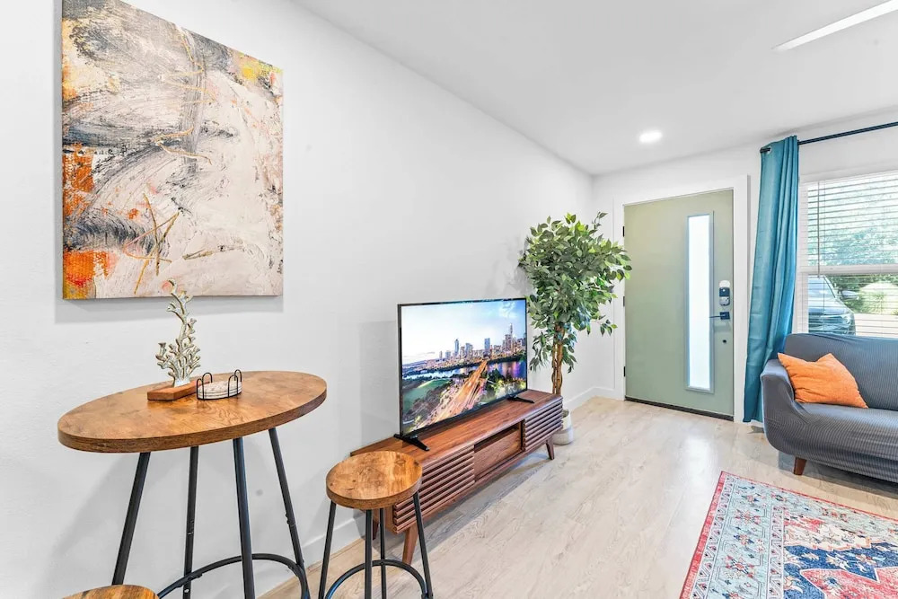 Prime SoCo boutique studios with laundry WiFi 7 Min to DT