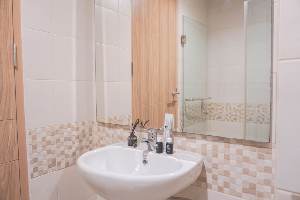 Comfy And Elegant 2Br At Tamansari Iswara Apartment